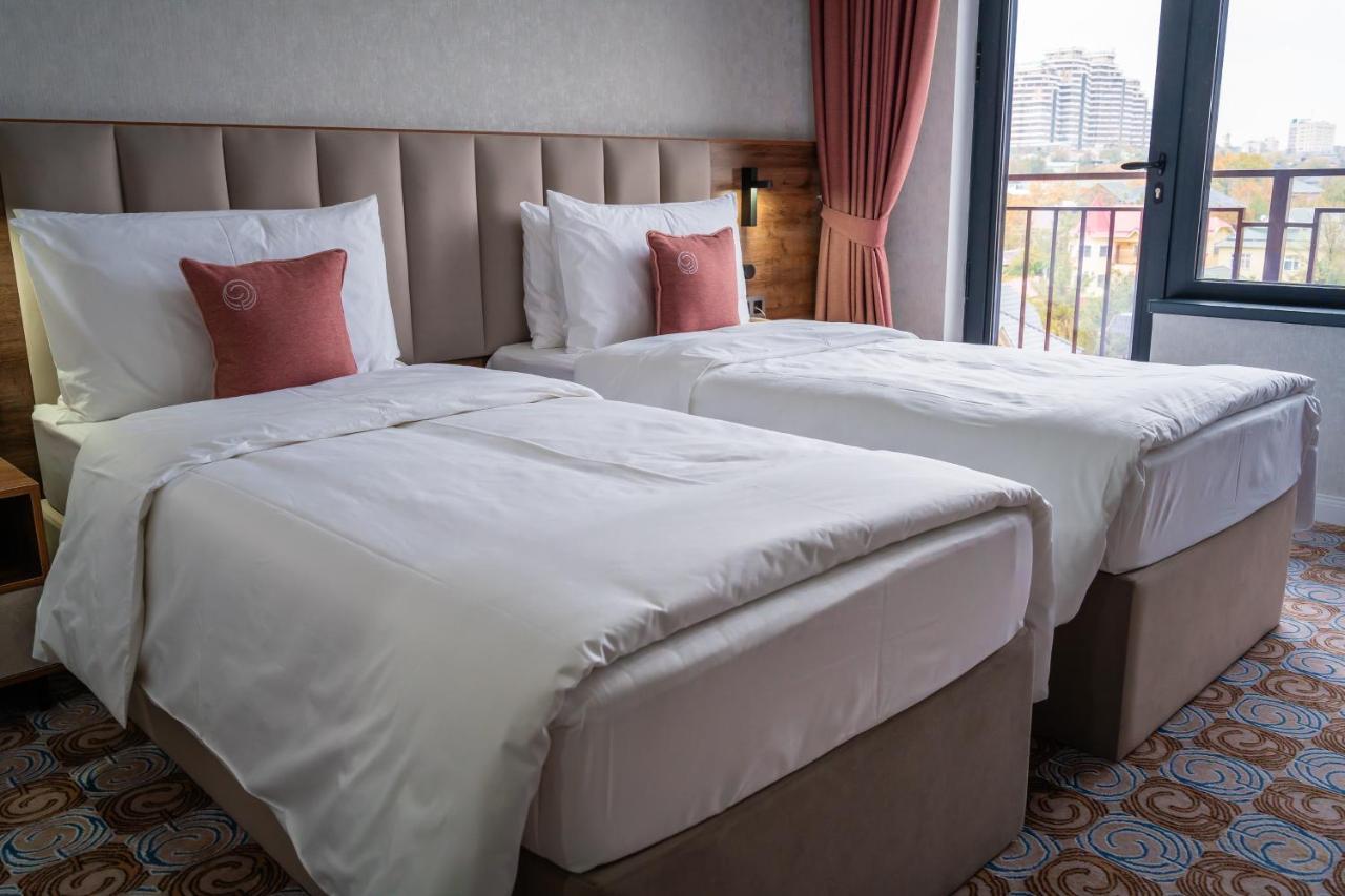 Cosmopolitan Hotel 奇姆肯特 外观 照片